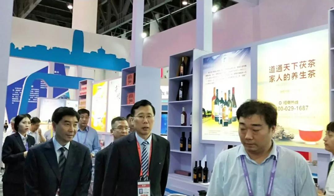 “智能挤奶机器人视觉系统” 在中国—东盟博览会、西部博览会与参观者见面