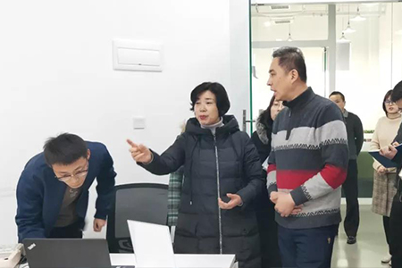 工信委主任刘爱侠一行莅临伟景机器人考察调研