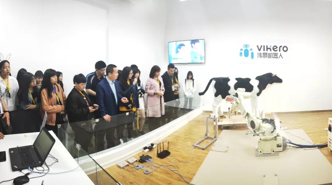 台湾青年代表团到伟景机器人参观考察