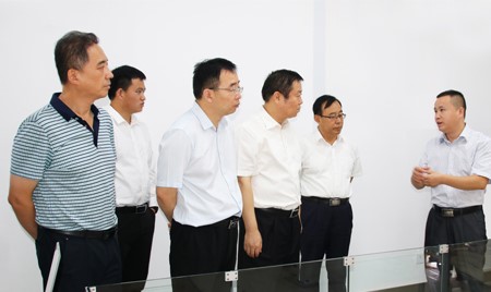 韩宏琪副市长一行莅临伟景机器人考察参观