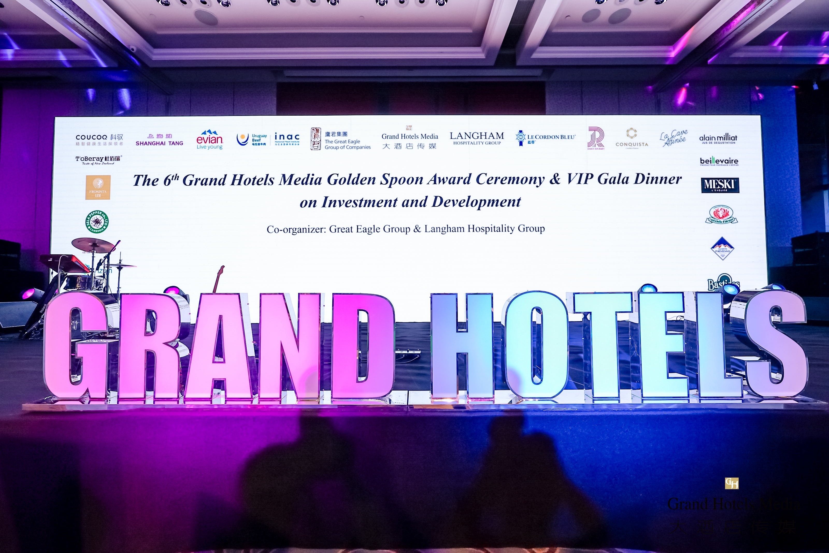 伟景AGV人形机器人走进上海金勺奖晚宴，开启智慧服务新场景!